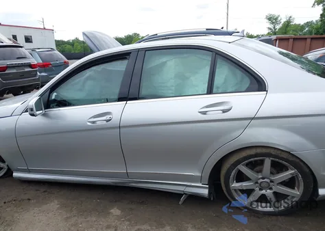 2014 Mercedes-Benz C 250 Luxury/Sport z USA, uszkodzony, nr VIN WDDGF4HBXEG232877